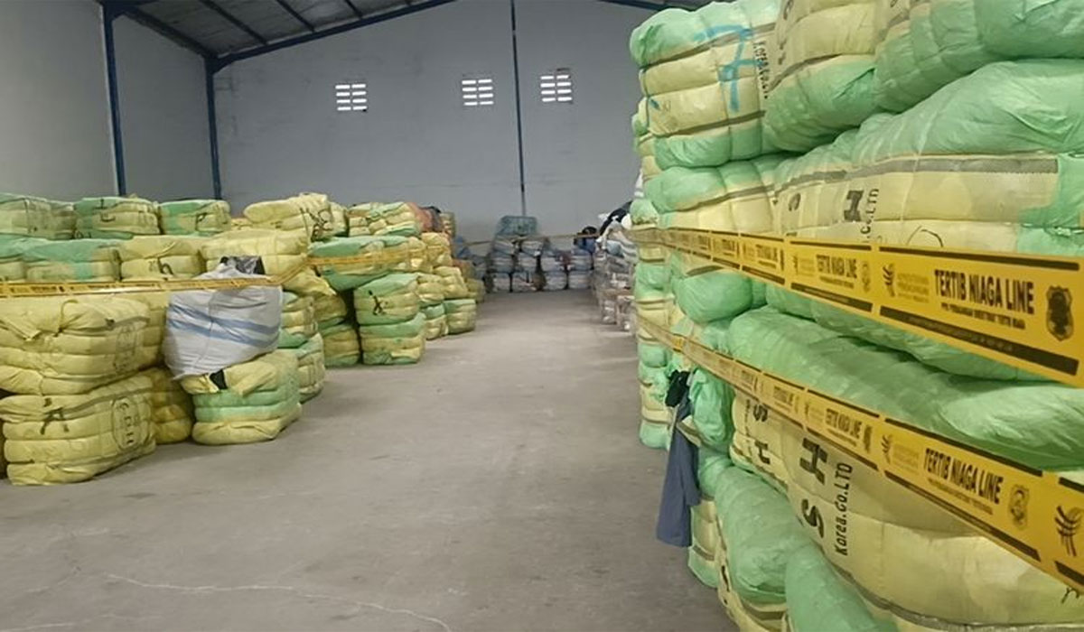 GEMPAR! Gudang Pakaian Bekas Ilegal di Padalarang Digerebek Bareskrim, Ribuan Barang Disita!